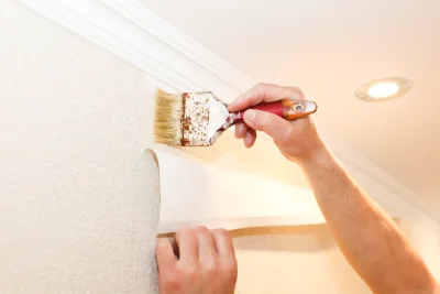 Pose de papier peint à Coussa — revêtements muraux et toiles de verre